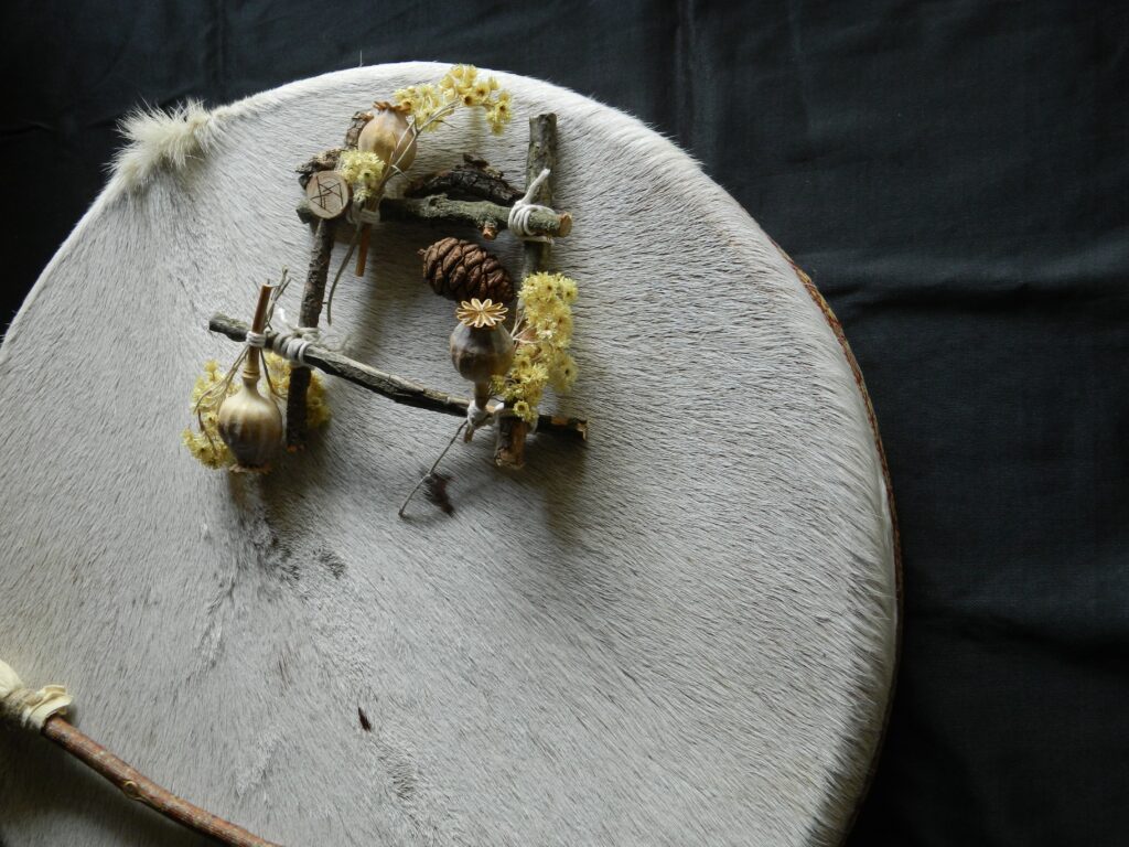 Tambour chamanique artisanal avec mailloche utilisé pour un soin chamanique de libération énergétique et de reconnexion spirituelle.