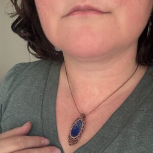 BLAR-AUGA-collier-lapis-lazuli-porte BLAR AUGA – Collier en pierre naturelle lapis lazuli au micro crochet marron porté autour du cou