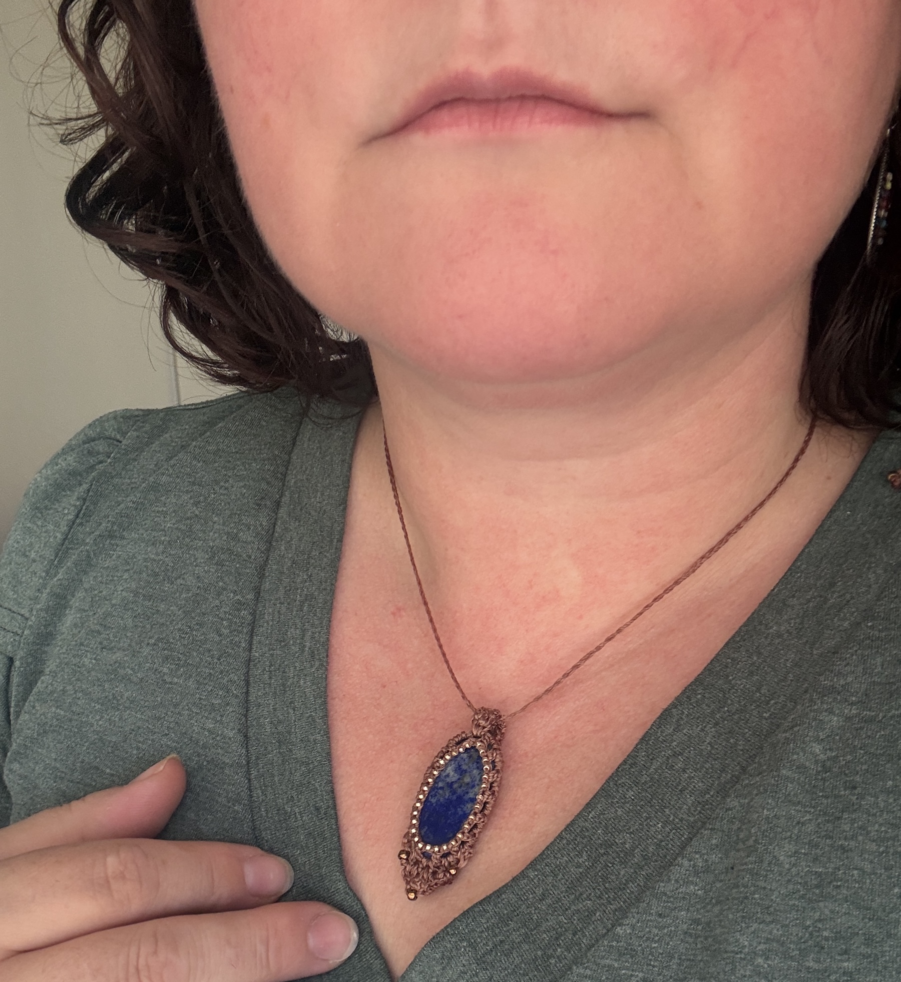 BLAR-AUGA-collier-lapis-lazuli-porte BLAR AUGA – Collier en pierre naturelle lapis lazuli au micro crochet marron porté autour du cou