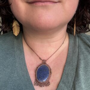 BLAR-AUGA-collier-lapis-lazuli-porte BLAR AUGA – Collier en pierre naturelle lapis lazuli au micro crochet marron porté autour du cou