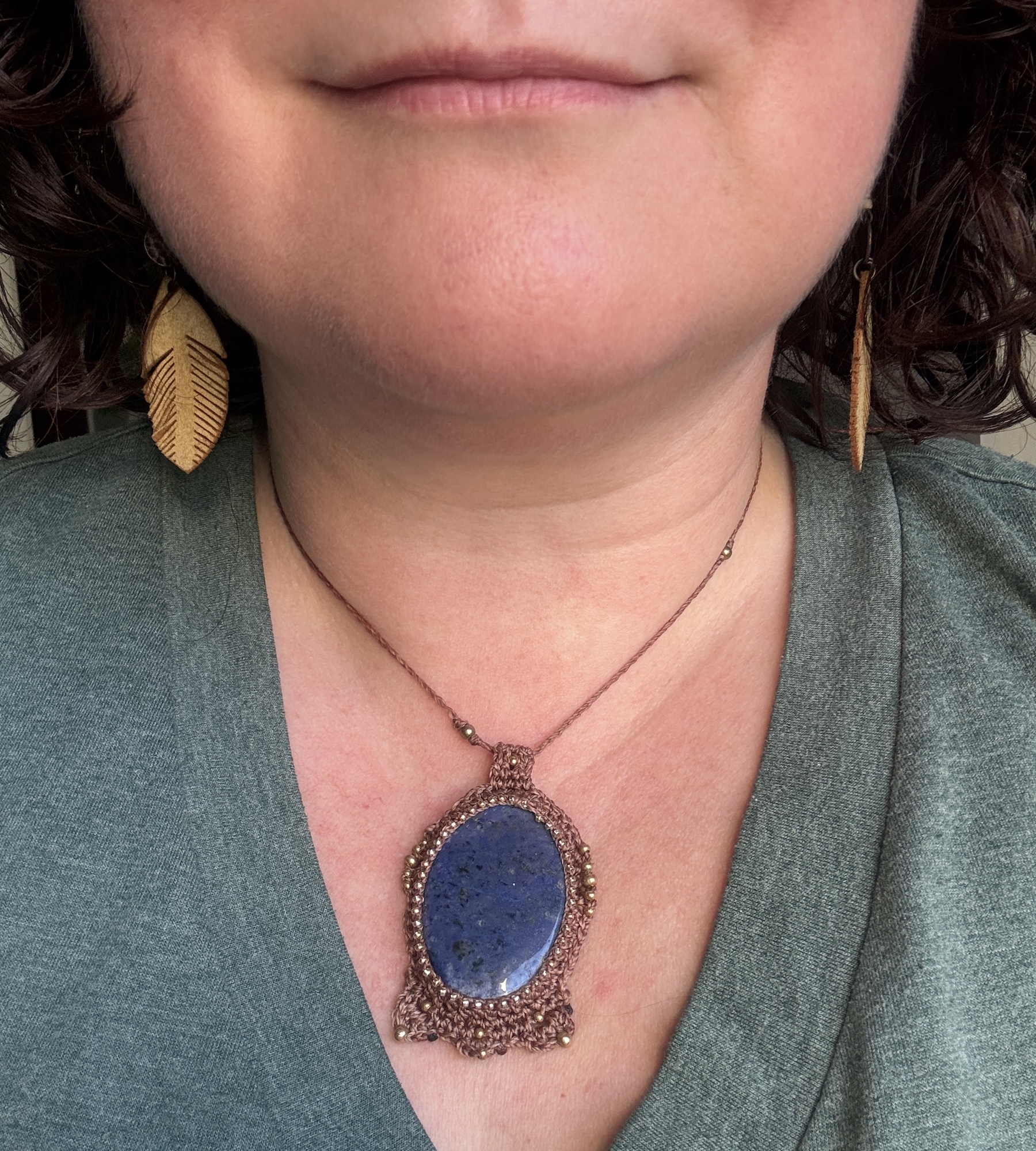 BLAR-AUGA-collier-lapis-lazuli-porte BLAR AUGA – Collier en pierre naturelle lapis lazuli au micro crochet marron porté autour du cou