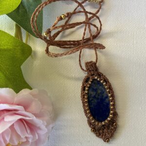 BLAR-AUGA--collier-lapis-lazuli-detaille Collier BLAR AUGA en pierre naturelle lapis lazuli sertie au micro crochet marron.