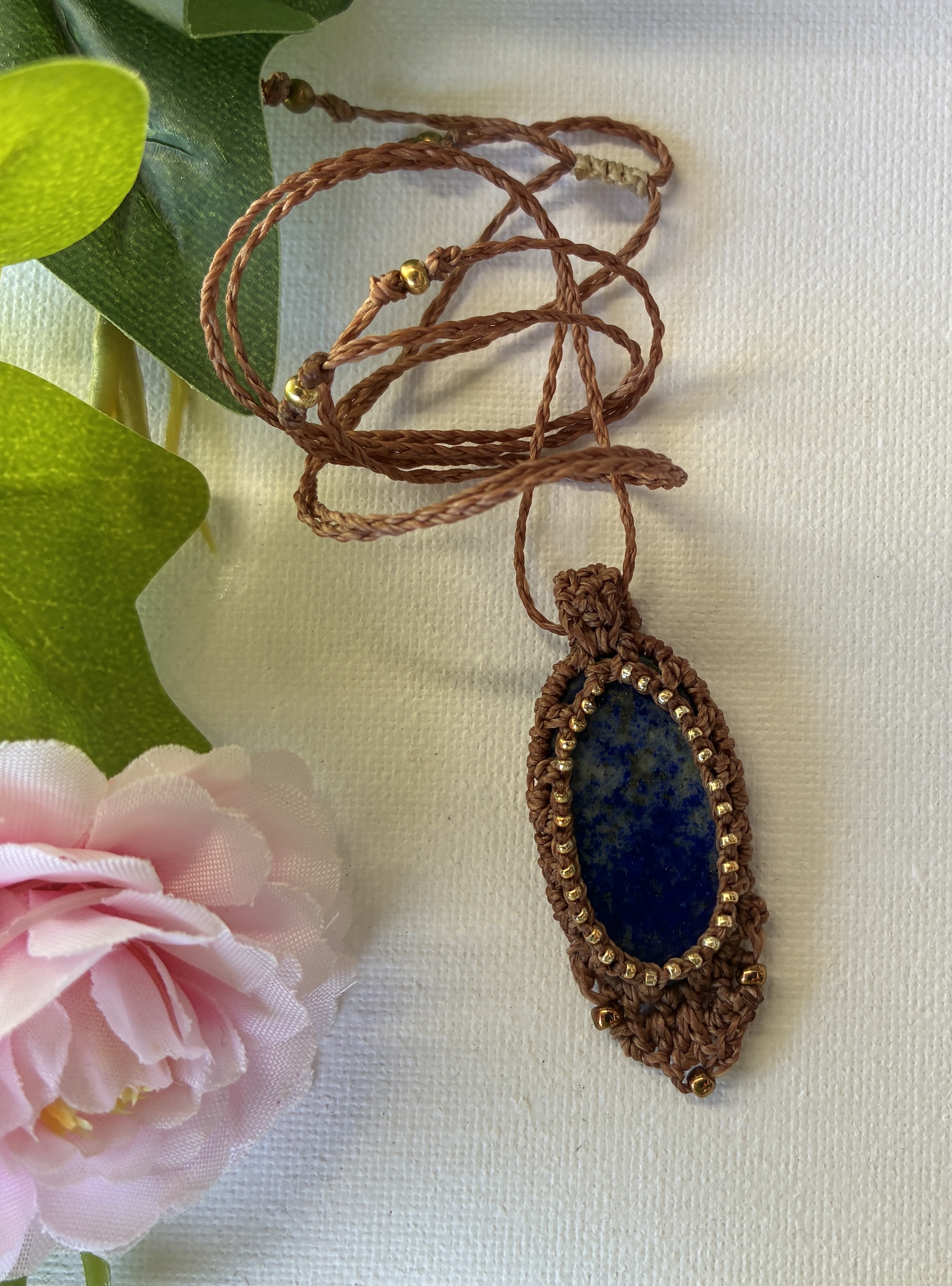 BLAR-AUGA--collier-lapis-lazuli-detaille Collier BLAR AUGA en pierre naturelle lapis lazuli sertie au micro crochet marron.