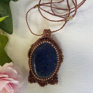 BLAR-AUGA--collier-lapis-lazuli-detaille Collier BLAR AUGA en pierre naturelle lapis lazuli sertie au micro crochet marron