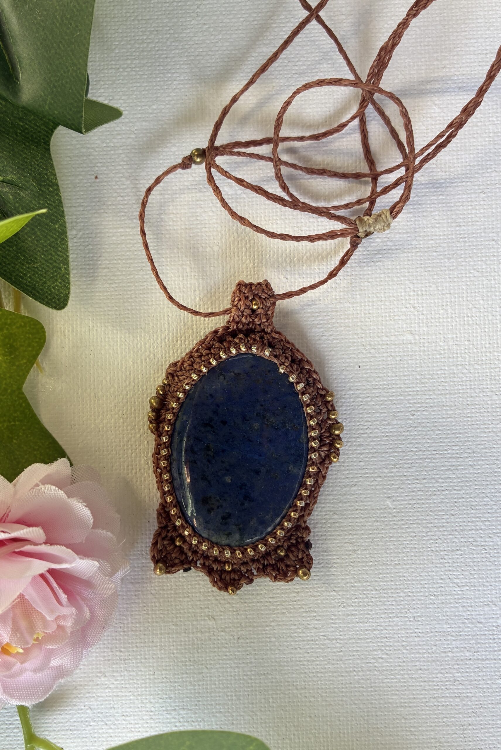 Collier BLAR AUGA en pierre naturelle lapis lazuli sertie au micro crochet marron
