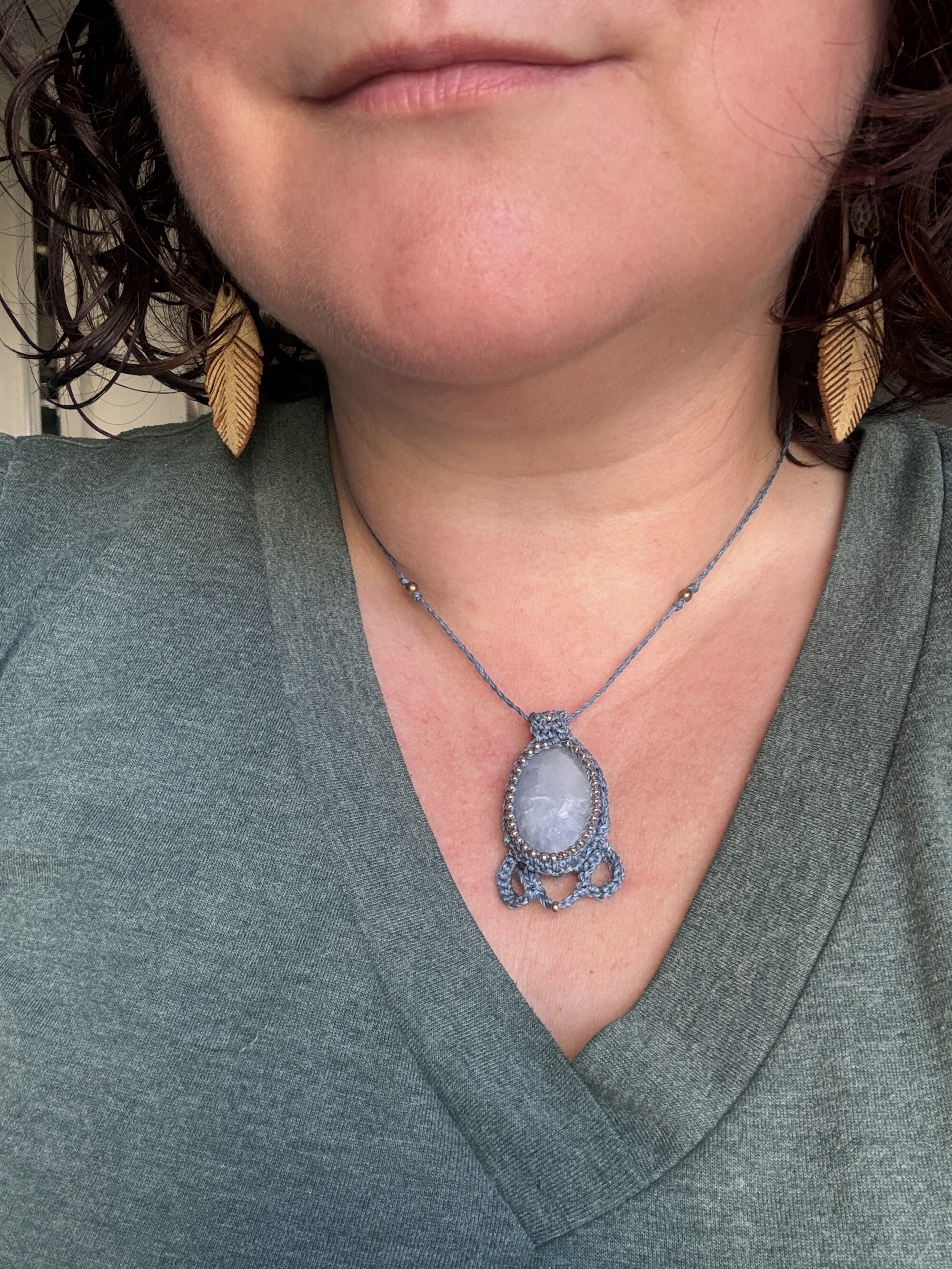BLAR-KYRRO-collier-opale-bleue-porte BLAR KYRRO – Collier en pierre naturelle opale bleue au micro crochet bleu porté autour du cou