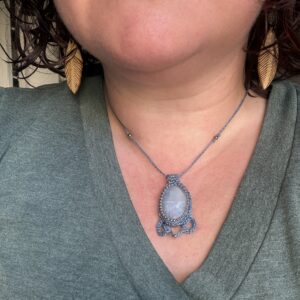 BLAR-KYRRO-collier-opale-bleue-porte BLAR KYRRO – Collier en pierre naturelle opale bleue au micro crochet bleu porté autour du cou