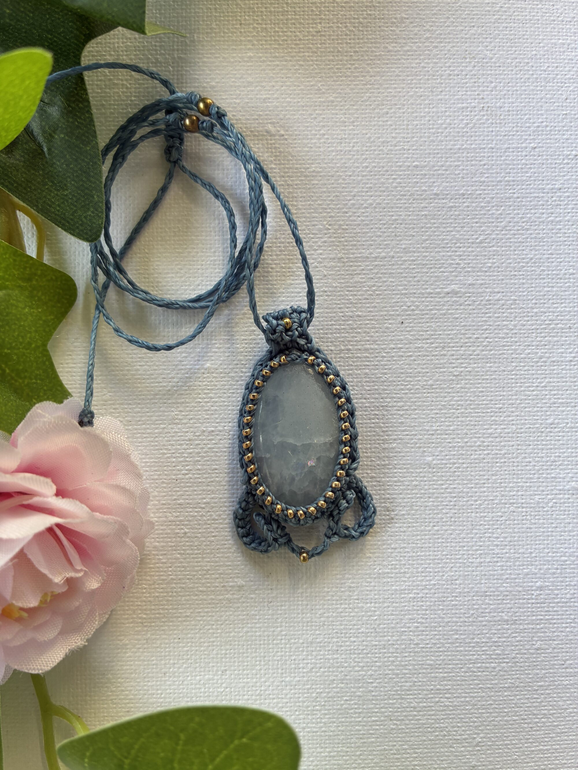 BLAR-KYRRO-collier-opale-bleue-detaille Collier BLAR KYRRO en pierre naturelle opale bleue sertie au micro crochet bleu