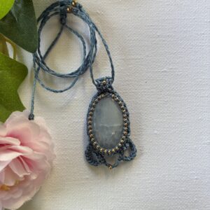 BLAR-KYRRO-collier-opale-bleue-detaille Collier BLAR KYRRO en pierre naturelle opale bleue sertie au micro crochet bleu