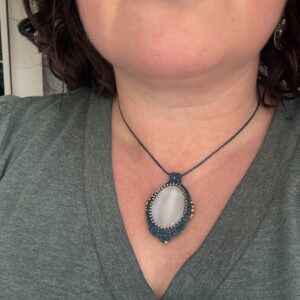 Collier HVIRT en sélénite et au micro crochet porté autour du cou HVIRT – Collier en pierre naturelle sélénite au micro crochet vert émeraude