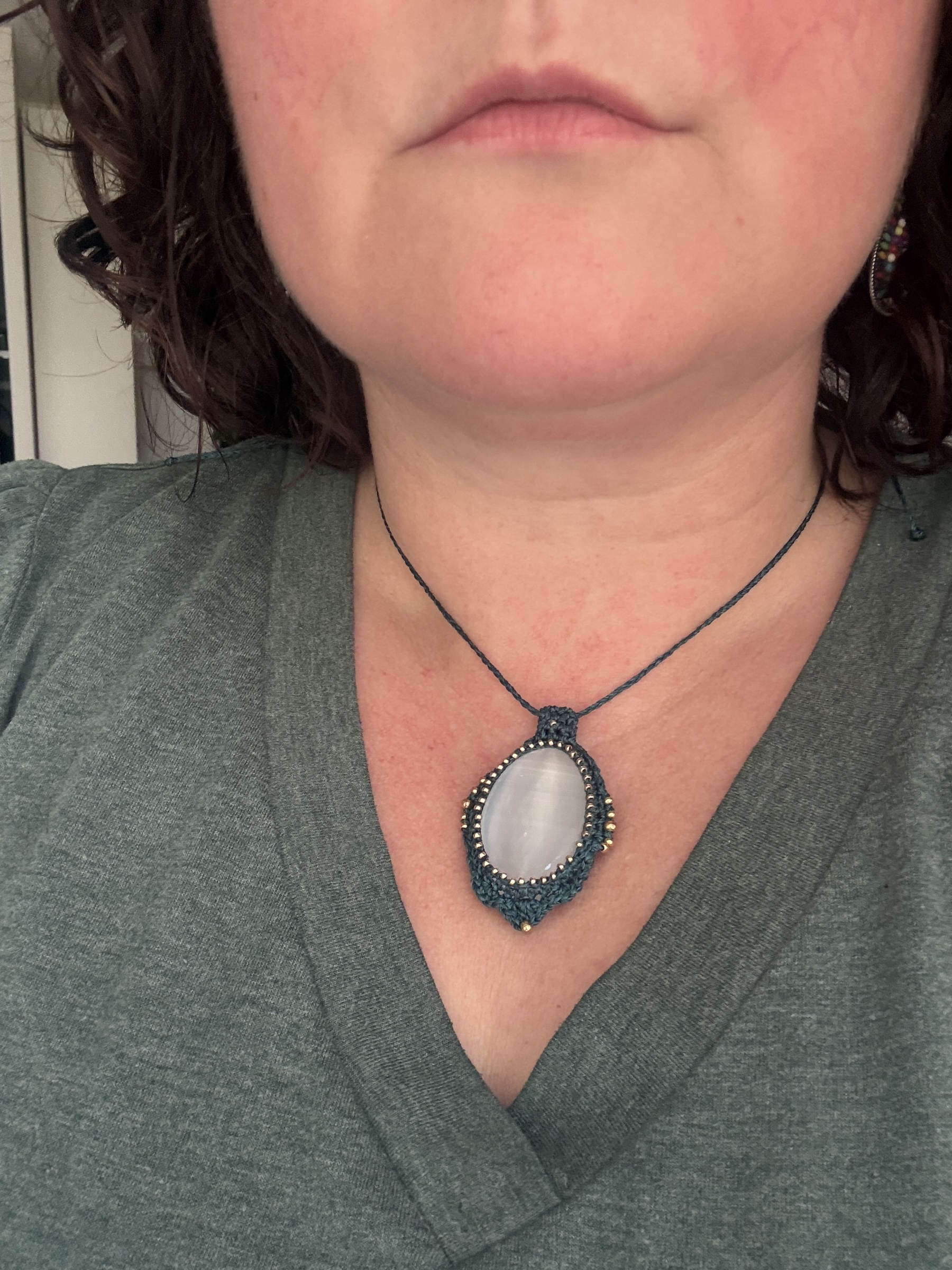 Collier HVIRT en sélénite et au micro crochet porté autour du cou HVIRT – Collier en pierre naturelle sélénite au micro crochet vert émeraude