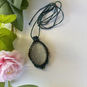 HVIRT-collier-sélénite-detaille Collier HVIRT en pierre naturelle sélénite sertie au micro crochet vert émeuraude
