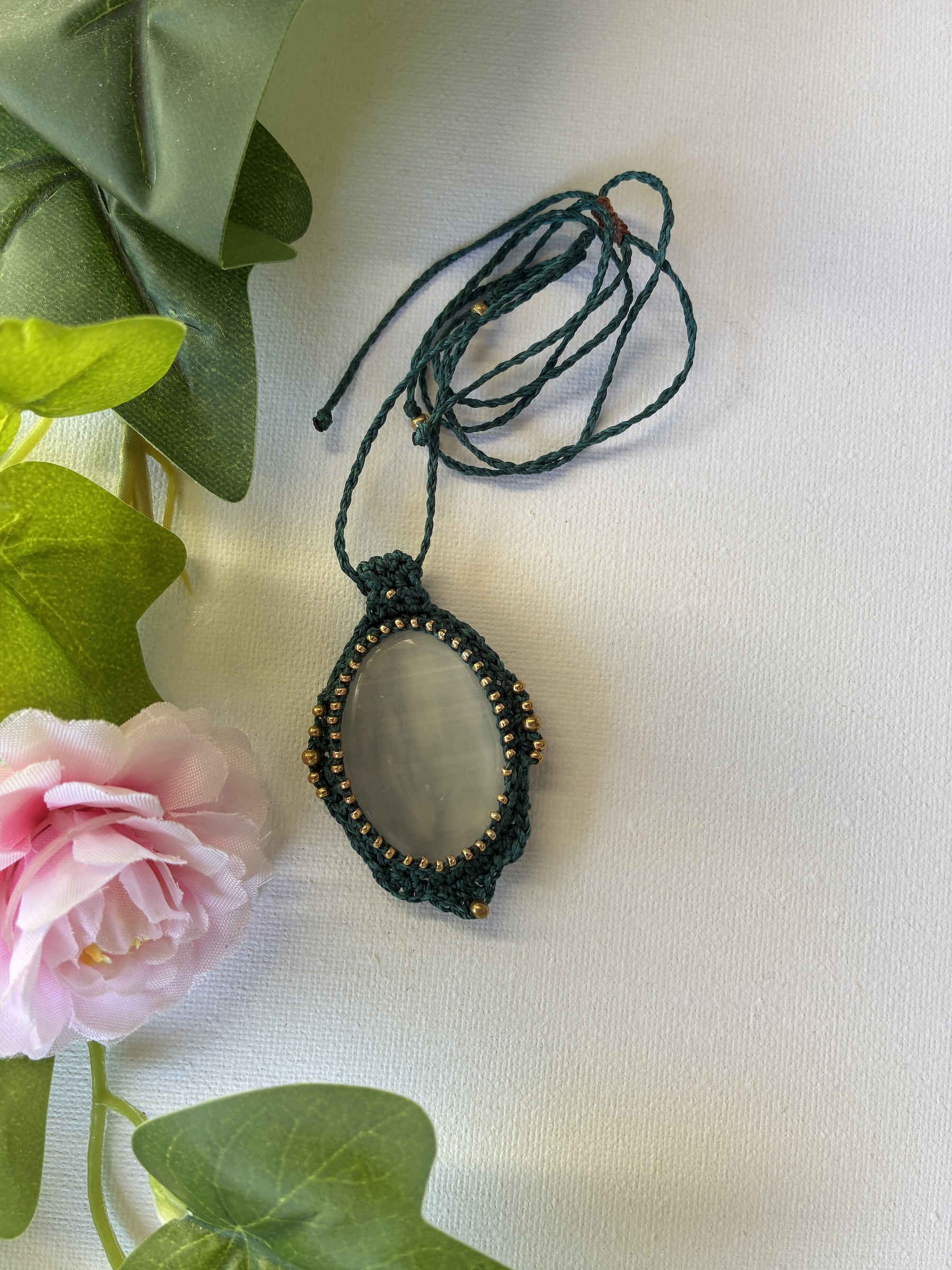 HVIRT-collier-sélénite-detaille Collier HVIRT en pierre naturelle sélénite sertie au micro crochet vert émeuraude