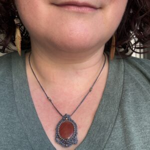 RAUDR AKKERI – Collier en pierre naturelle jaspe rouge au micro crochet noir porté autour du cou