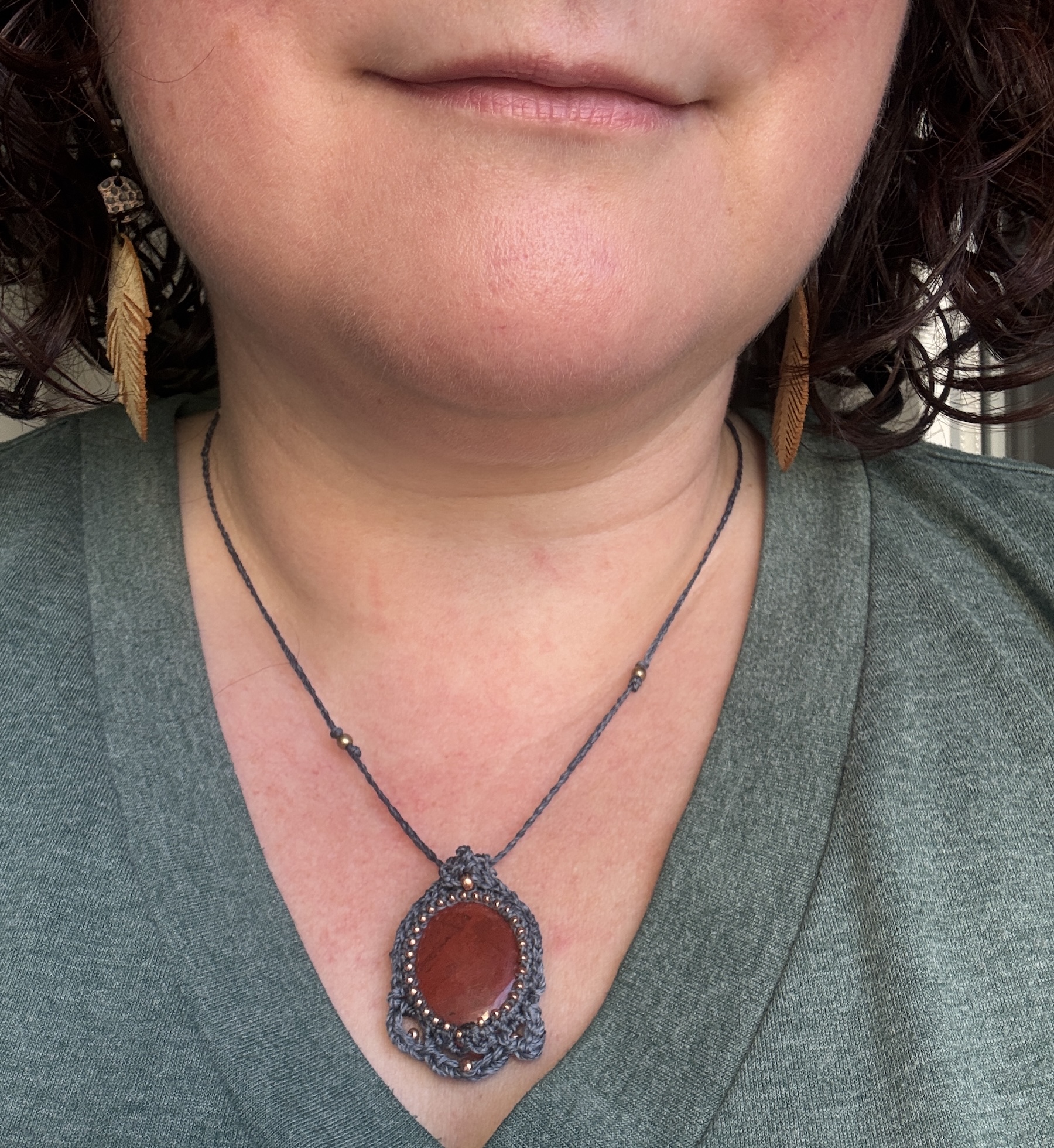 RAUDR AKKERI – Collier en pierre naturelle jaspe rouge au micro crochet noir porté autour du cou