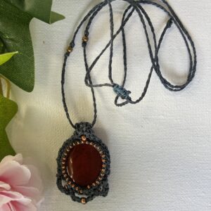 RAUDR-AKKERI-collier-PIERRE-detaille Collier RAUDR AKKERI en pierre naturelle jaspaae rouge sertie au micro crochet noir