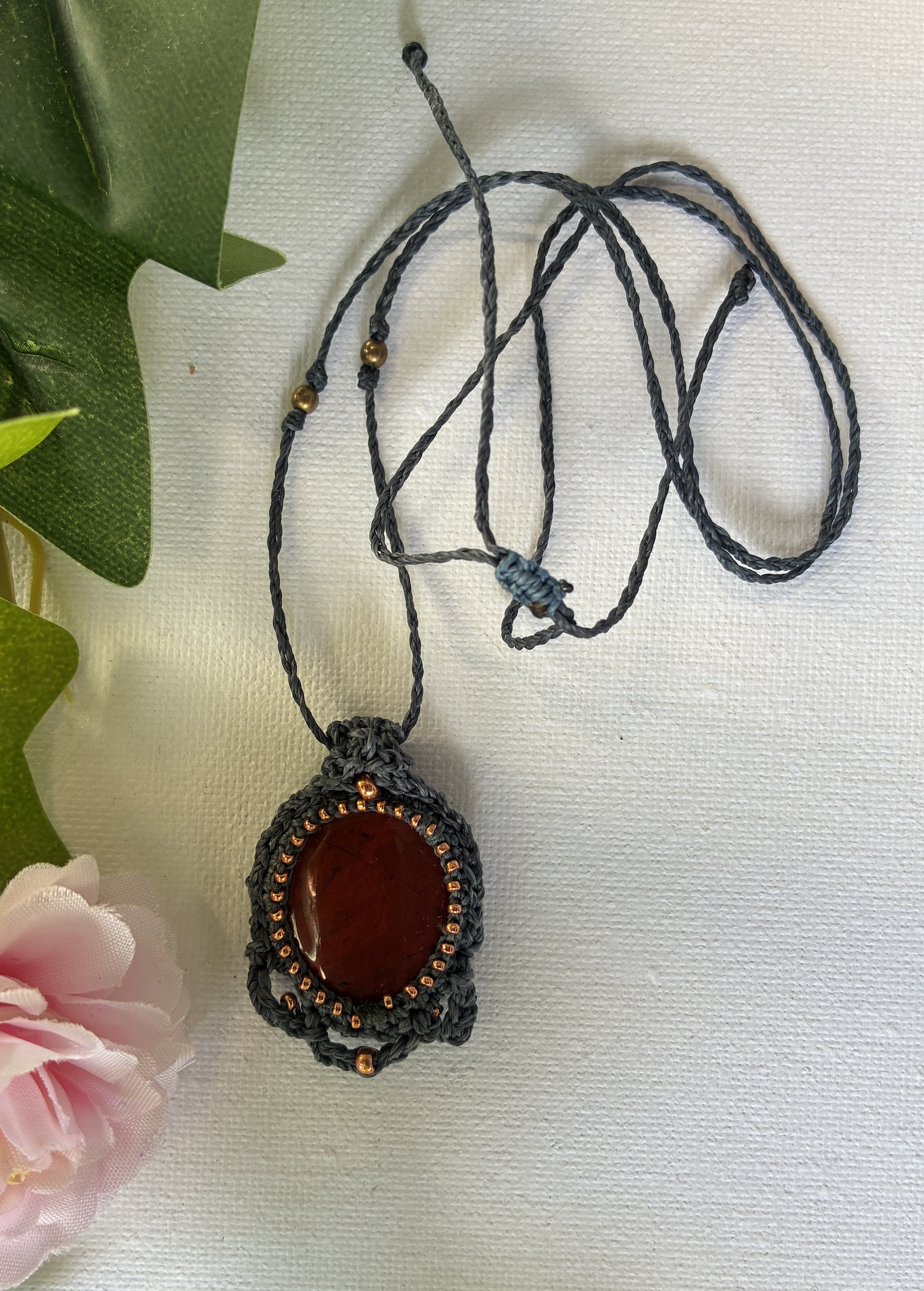 Collier RAUDR AKKERI en pierre naturelle jaspaae rouge sertie au micro crochet noir