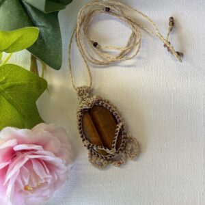 brunn-skjoldr-collier-oeil-de-tigre-detaille Collier BRUNN SKJOLDR en pierre naturelle œil de tigre sertie au micro crochet beige
