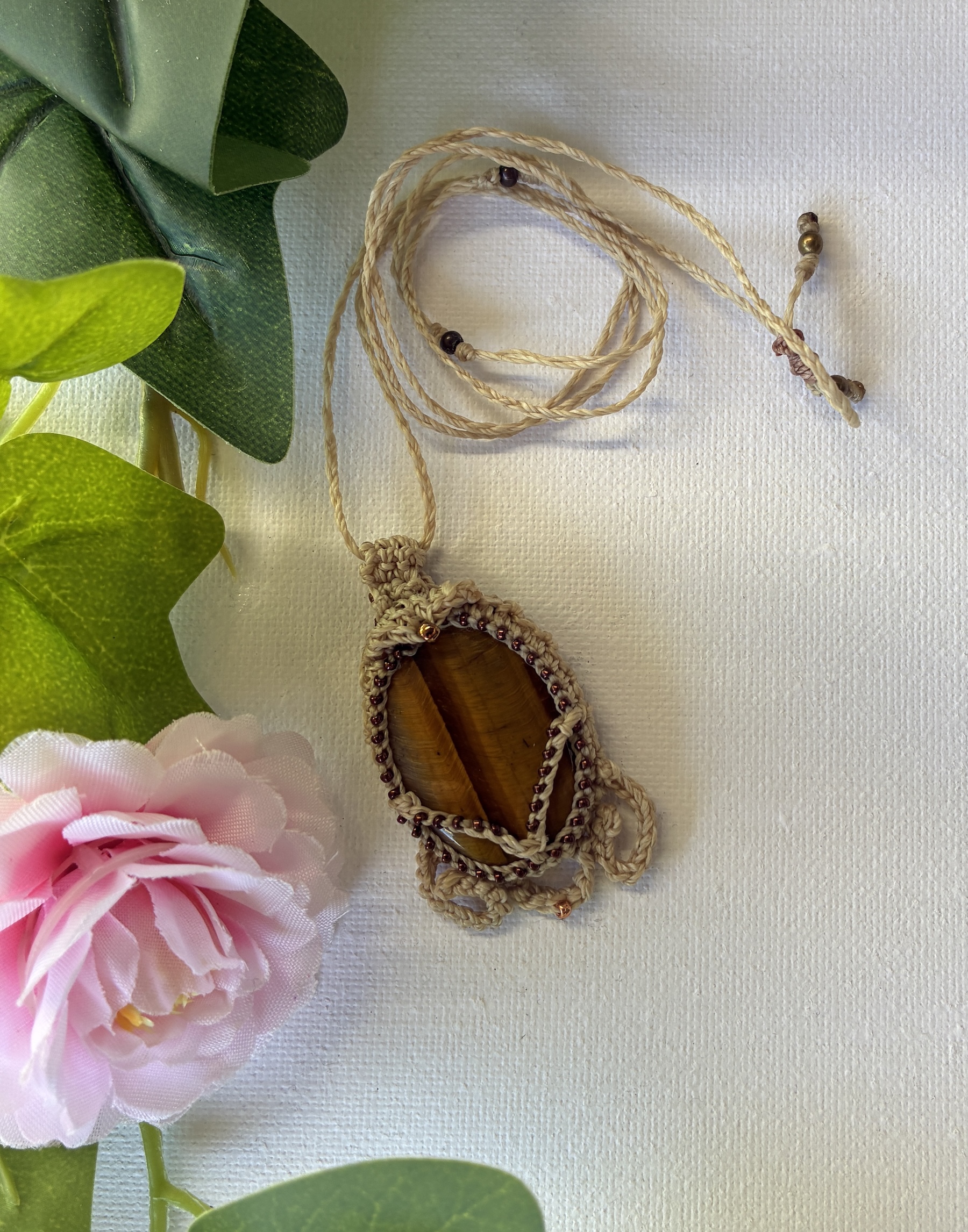 Collier BRUNN SKJOLDR en pierre naturelle œil de tigre sertie au micro crochet beige
